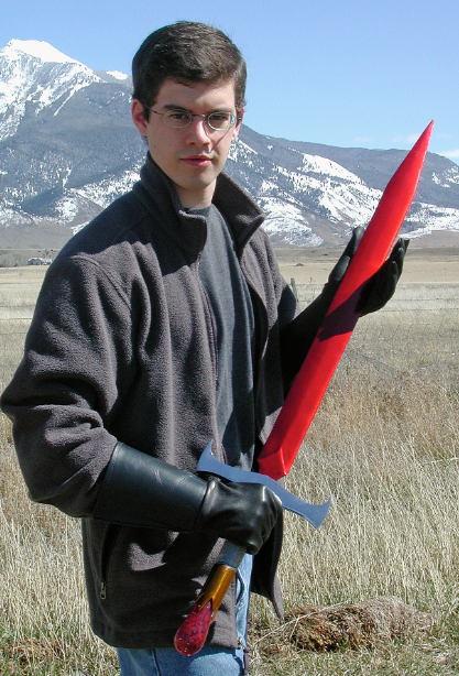 Christopher Paolini posando con Zar'roc en Montana