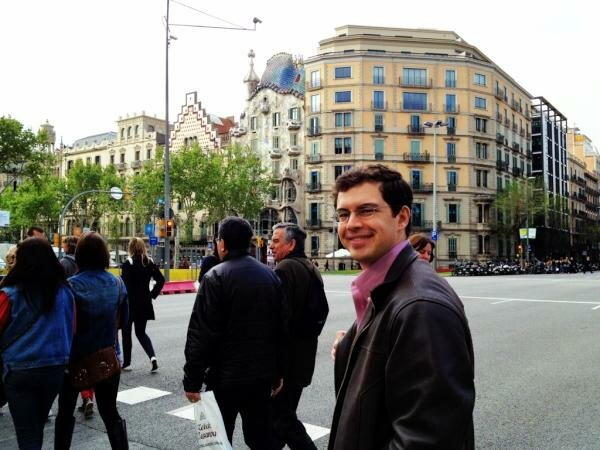 Christopher Paolini caminando por Barcelona con la Casa Batllò de Gaudí de fondo.