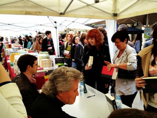 Christopher Paolini atendiendo a sus fans felices por tenerle en Barcelona por segunda vez.