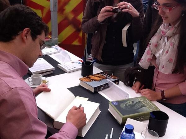 Christopher Paolini firmando libros en su stand para Sant Jordi en 2012.
