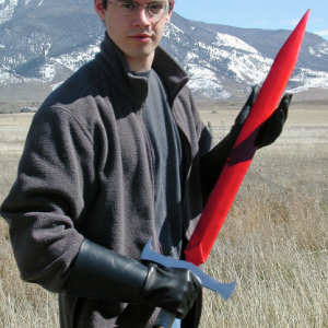 Christopher Paolini posando con Zar'roc en Montana